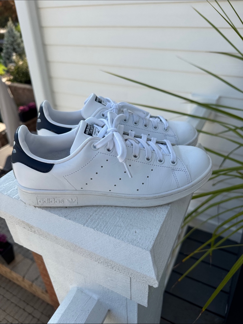 EUC Men’s Stan Smith adidas White Sneakers with Navy Heel Tab 7.5